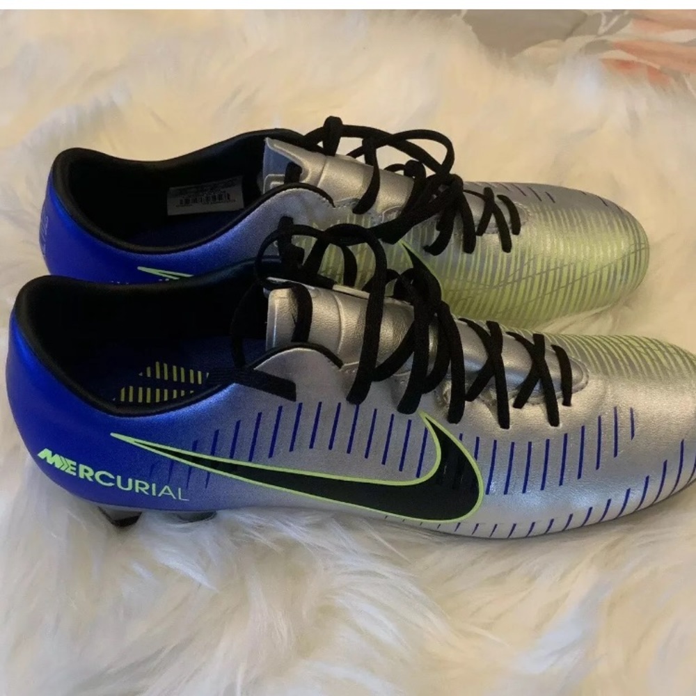Soccer Shoes - Picture 2 of 7